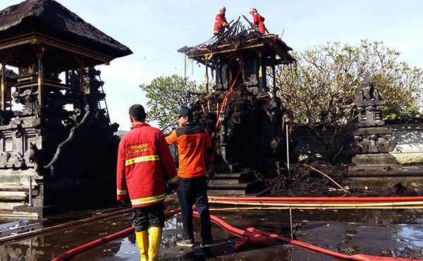 bakar-sampah-atap-dua-pelinggih-pura-dalem-kusamba-ludes-terbakar