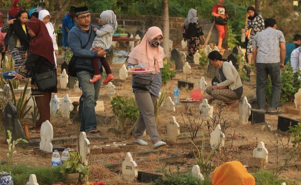 jelang-puasa-ramadhan-warga-kampung-bugis-suwung-ziarah-kubur-akbar