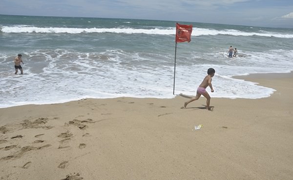 ombak-besar-pantai-kuta-tetap-ramai-wisatawan