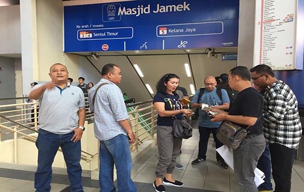 panik-pemeriksaan-imigrasi-terpaksa-pipis-di-plastik-daripada-sakit