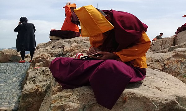 patung-dewi-kwan-im-dijaga-seribu-biksu-di-gunung-putuo