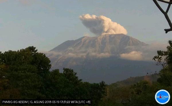 penampahan-galungan-gunung-agung-erupsi-lontarkan-abu-vulkanik-500-m