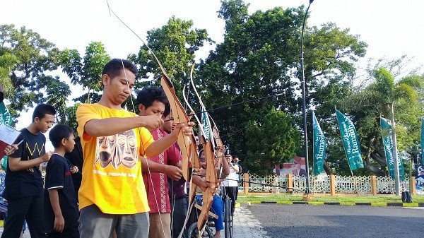 sensasi-ngabuburit-sambil-berolahraga-panahan-di-islamic-center-ntb