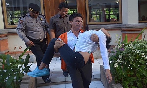 shock-divonis-9-tahun-mata-terdakwa-mendadak-gelap-langsung-pingsan