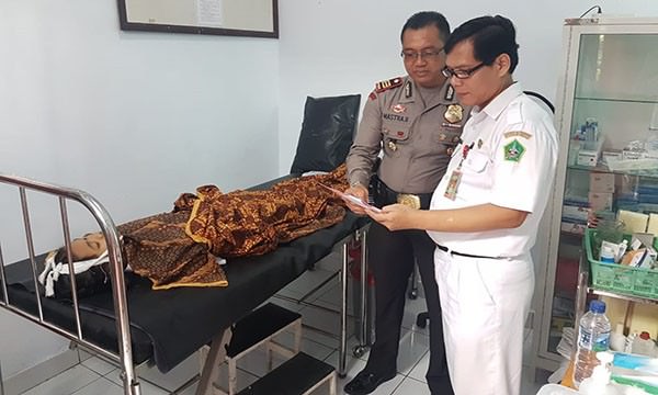 gagal-salip-bus-gunung-harta-jatuh-kesenggol-anak-tewas-si-ayah