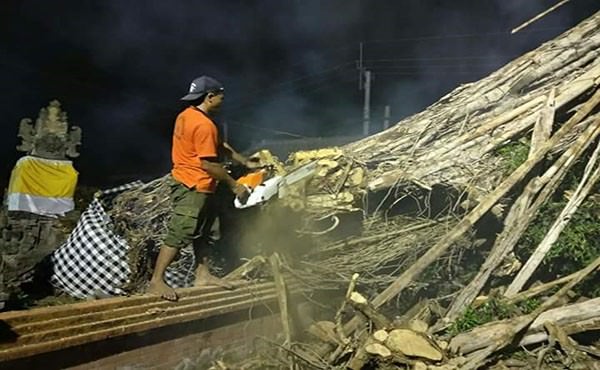 pohon-sakral-itu-tumbang-timpa-bale-banjar-untung