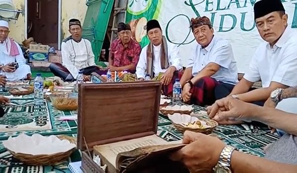 rayakan-idul-fitri-nyama-bali-dan-nyama-selam-megibung-bersama