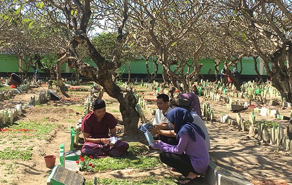 rayakan-idul-fitri-pemakaman-muslim-wanasari-diserbu-peziarah