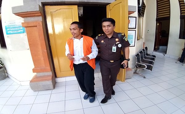 alamaknekat-mencuri-karena-kelaparan-pria-muda-ini-dituntut-setahun