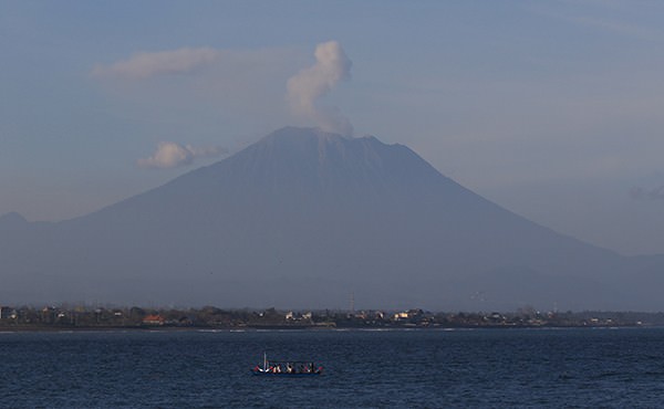 awas-suara-gemuruh-dan-lontaran-lava-pijar-awali-erupsi-gunung-agung