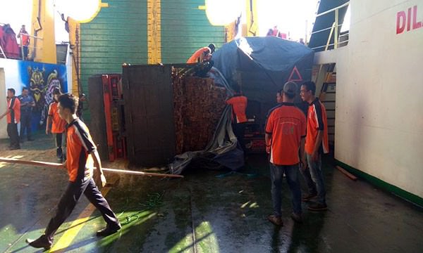dihempas-cuaca-buruk-truk-tumbang-di-kmp-sumber-berkat-ii