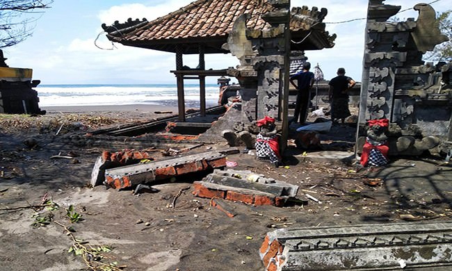 diterjang-ombak-besar-panyengker-pura-ratu-gede-nusa-hancur