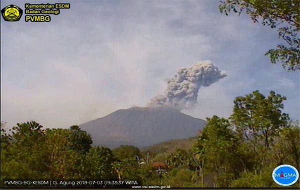 gunung-agung-erupsi-tiga-kali-pagi-ini-warga-ramai-ramai-mengungsi