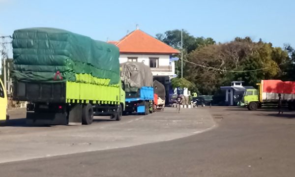 patuhi-putusan-kemenhub-sopir-truk-kebanyakan-tak-punya-atm