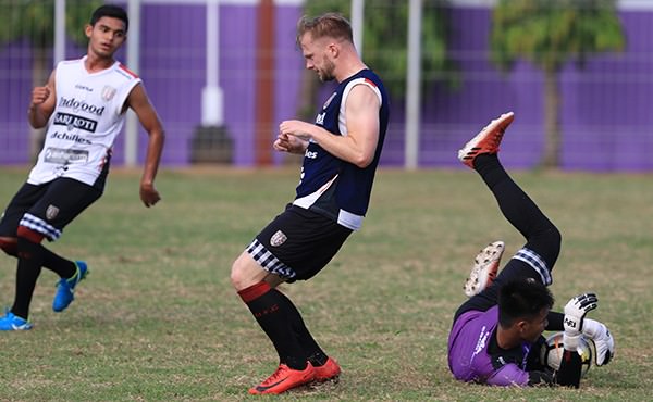 resmi-depak-milos-bali-united-butuh-segera-tenaga-melvin-platje