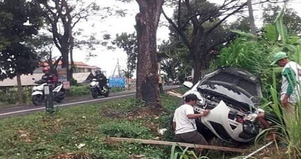 sopir-ngantuk-berat-honda-brio-masuk-parit-di-jalur-tengkorak