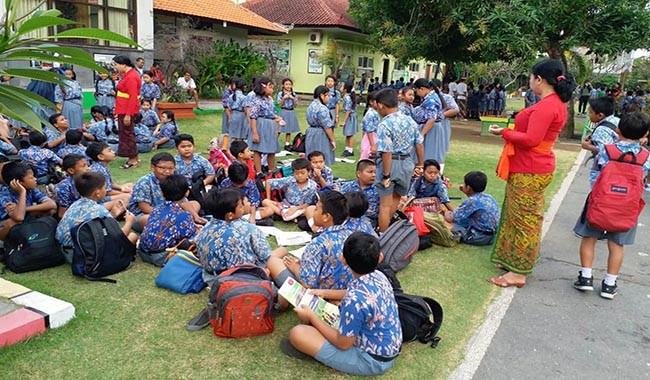 bali-diguncang-gempa-54-sr-pelajar-sd-4-tuban-belajar-di-halaman