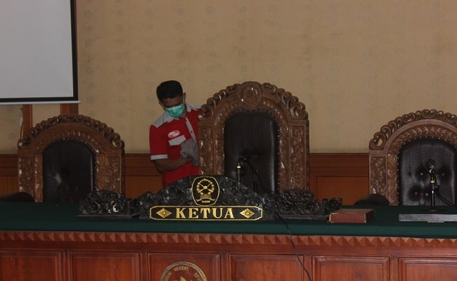 jelang-kunjungan-ma-kursi-hakim-dielus-sampai-kinclong
