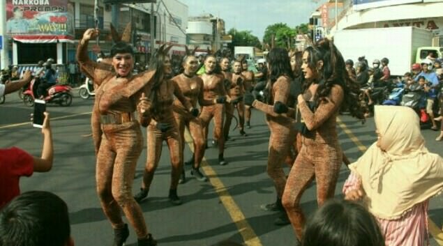 lucu-atraksi-regu-waria-dan-gay-paling-ditunggu