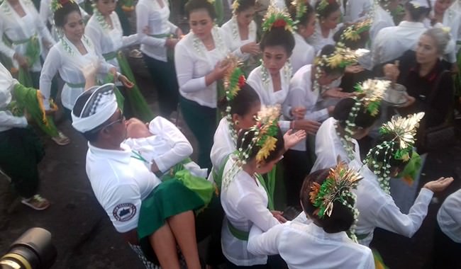 mistis-tarikan-rejang-sandat-berbaju-ratu-roro-kidul-penari-kerauhan