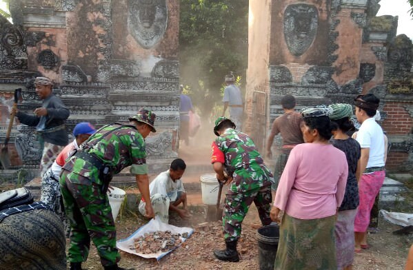 seratusan-pura-rusak-kerahkan-personel-tni-bersihkan-reruntuhan