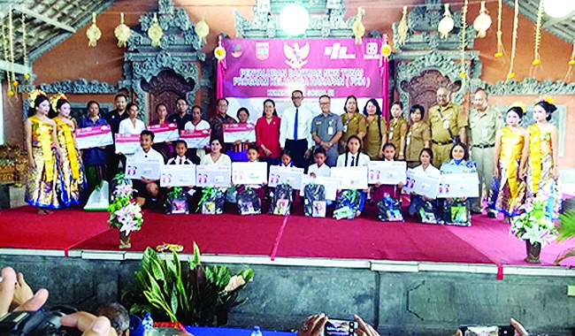 bri-kanca-amlapura-salurkan-bantuan-sosial-non-tunai-pkh-rp-16-miliar