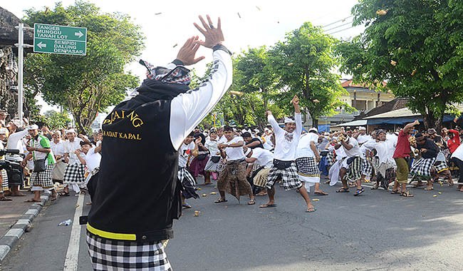 dimulai-sejak-1339-m-ini-sejarah-perang-tipat-bantal-bermula