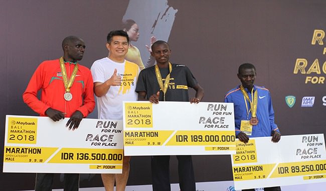 dramatis-jelang-finish-maybank-bali-marathon-satu-pelari-meninggal