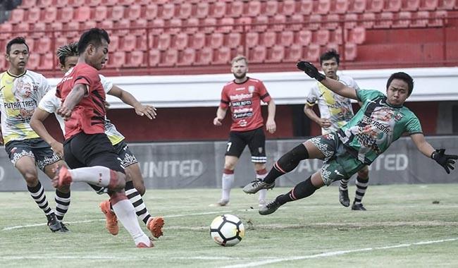 jelang-kontra-persela-bali-united-cukur-putra-tresna-10-0