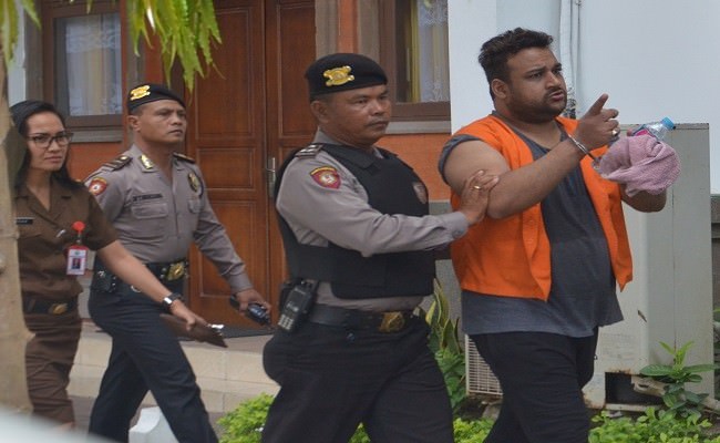 nyaris-ricuh-dipulangkan-penipu-rp-41-t-asal-india-bringas