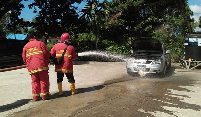 apes-masuk-parkir-pura-kentel-gumi-mobil-pemedek-mendadak-terbakar