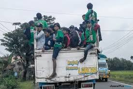 cegat-paksa-truk-di-jalan-aksi-suporter-bonek-bikin-takut-sopir