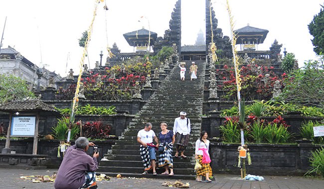 duh-guide-dan-tukang-ojek-besakih-main-palak-ini-respons-manajemen