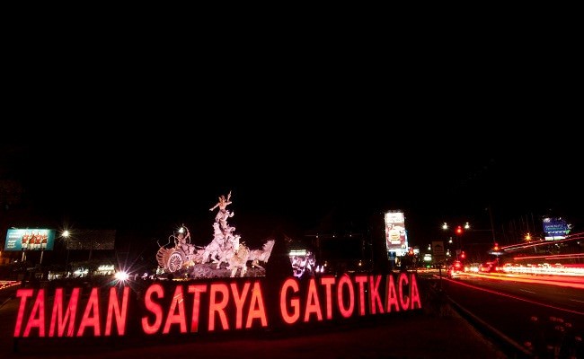 keren-tiga-ikon-patung-di-badung-dipasang-lampu-dan-air-mancur