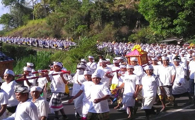 krama-kesimpar-gelar-melasti-jelang-ngusaba-dangsil