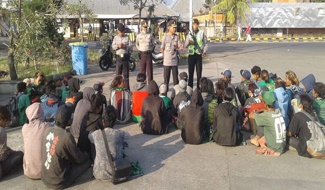 nekat-masuk-bali-seperti-anak-punk-puluhan-bonek-dipulangkan