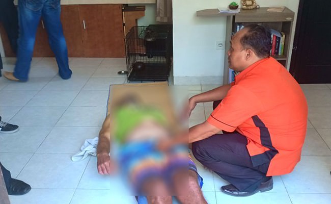 ngeri-bangun-tidur-keluar-kamar-temukan-bule-rusia-gantung-diri