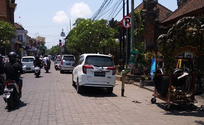sering-ditertibkan-polisi-pelanggar-parkir-di-wisata-ubud-makin-parah