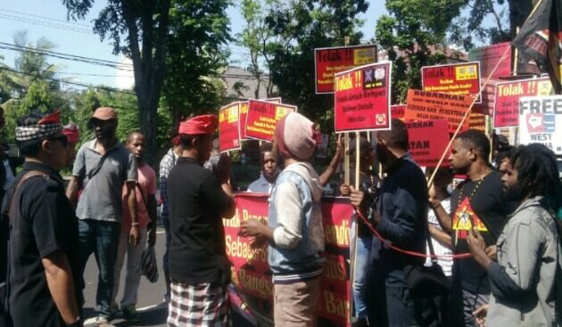 tegang-demo-mahasiswa-tolak-imf-dibubarkan-paksa-pecalang-dan-ormas