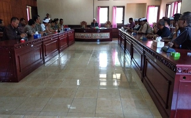 tuntut-dana-purnabakti-puluhan-perbekel-ngluruk-ke-dewan