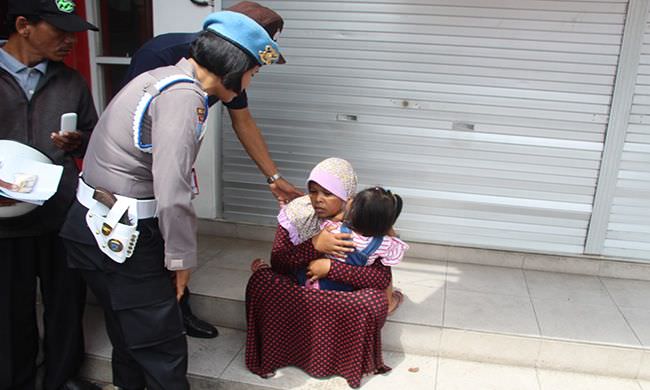 alamak-takut-dimarahi-suami-karena-kena-tilang-ibu-ibu-ini-pingsan