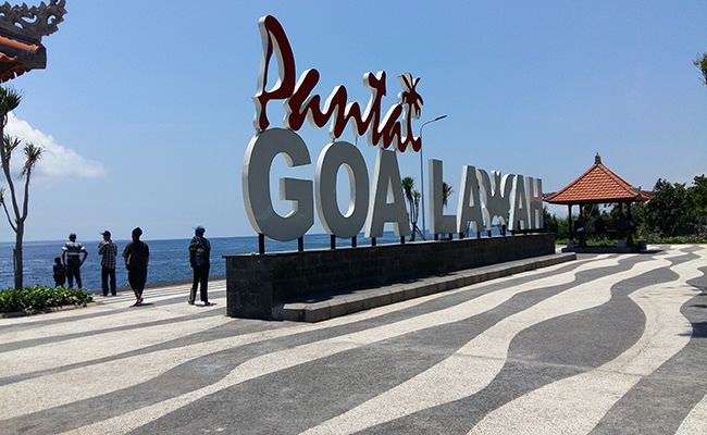 Proyek kios cinderamata di area Parkir Pantai Goa Lawa. (dok)