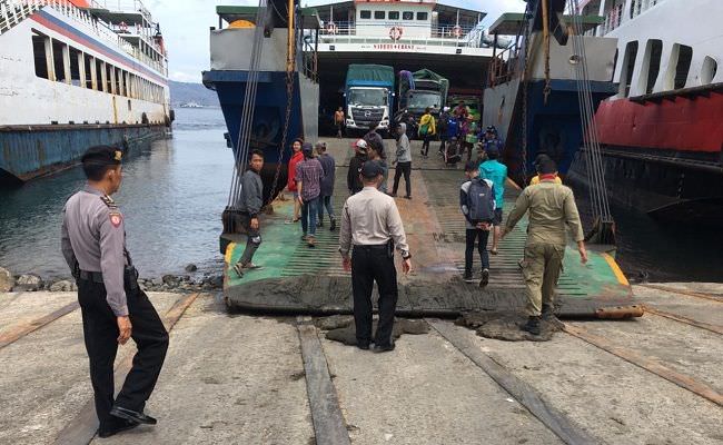 bikin-geram-polisi-karena-tidur-di-jembatan-puluhan-bonek-dipulangkan
