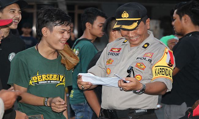 bolak-balik-pulangkan-bonek-polisi-akhirnya-loloskan-400-bonek