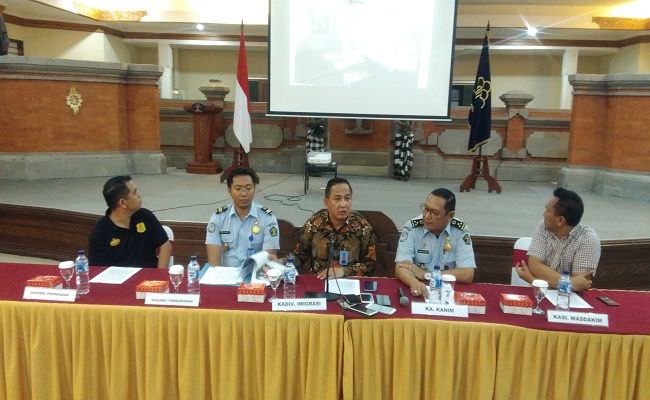 keras-terbukti-selfie-dengan-miyabi-imigrasi-ancam-tindak-anggotanya