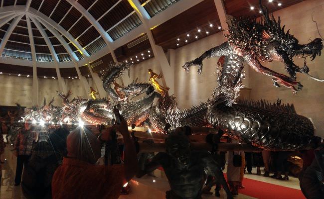 keren-patung-naga-perak-murni-seberat-720-kg-pecahkan-rekor-muri