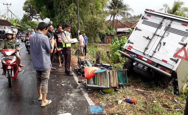 mobil-boks-hajar-dua-motor-lima-luka-parah