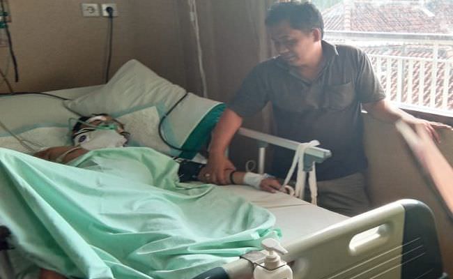 ngebut-tanpa-helm-senggol-spion-truk-pemotor-gegar-otak