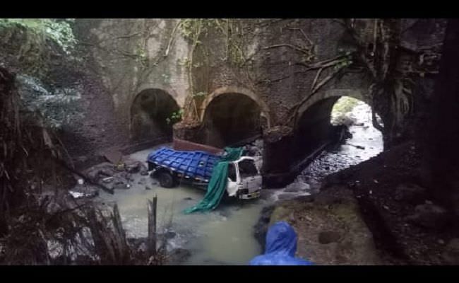 oleng-hindari-jalan-licin-truk-pasir-terjun-ke-sungai-sopirnya