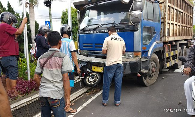 rem-blong-truk-pasir-hajar-tiga-motor-satu-tewas-dilindas-roda-truk